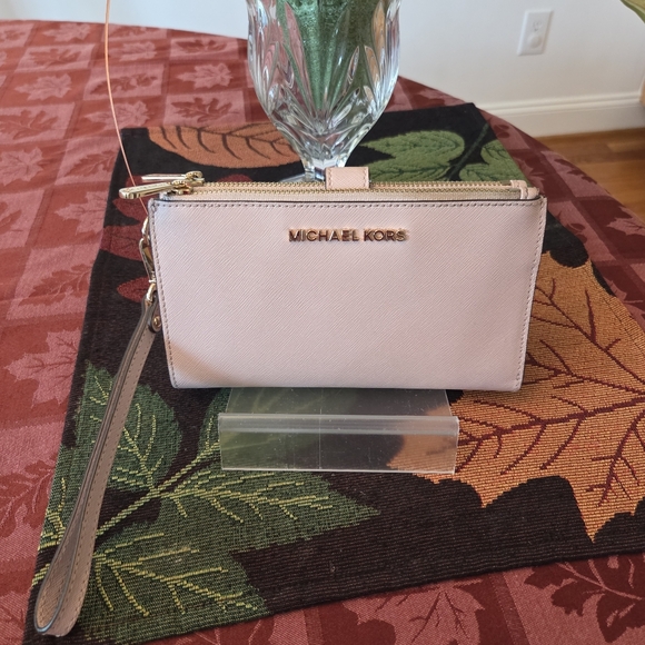 Michael Kors Blush Pink Wristlet - Picture 1 of 4